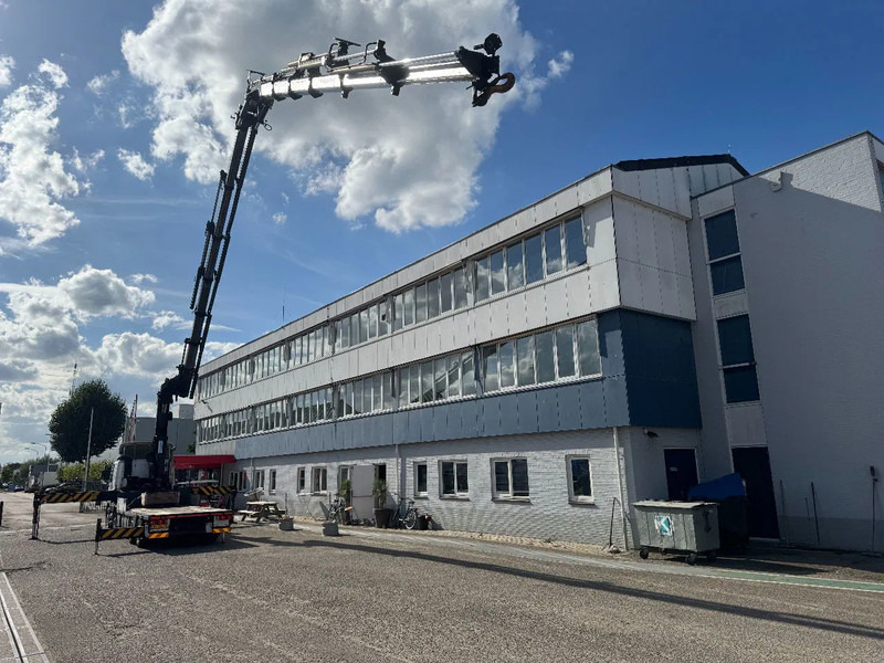 DAF CF 85.410 8X2 EURO 5 PALFINGER PK60002 + FLY JIB + REMOTE + TWISTLOCKS - Камион с кран: снимка 3 DAF CF 85.410 8X2 EURO 5 PALFINGER PK60002 + FLY JIB + REMOTE + TWISTLOCKS - Камион с кран: снимка 3