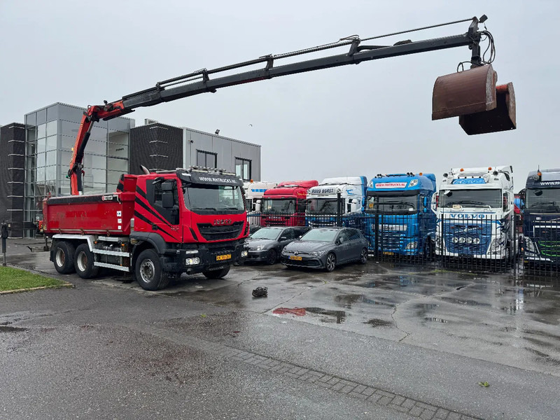 Iveco Trakker 500 6X4 EURO 6 KIPPER + PALFINGER PK18002 FULL STEEL - Самосвал камион, Камион с кран: снимка 2 Iveco Trakker 500 6X4 EURO 6 KIPPER + PALFINGER PK18002 FULL STEEL - Самосвал камион, Камион с кран: снимка 2