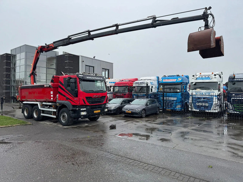 Iveco Trakker 500 6X4 EURO 6 KIPPER + PALFINGER PK18002 FULL STEEL - Камион с кран: снимка 1 Iveco Trakker 500 6X4 EURO 6 KIPPER + PALFINGER PK18002 FULL STEEL - Камион с кран: снимка 1