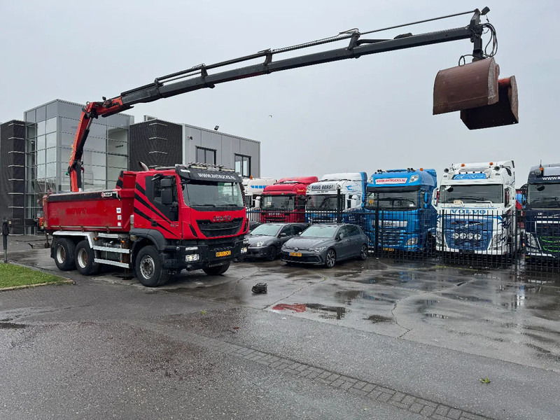 Iveco Trakker 500 6X4 EURO 6 KIPPER + PALFINGER PK18002 FULL STEEL - Самосвал камион, Камион с кран: снимка 3 Iveco Trakker 500 6X4 EURO 6 KIPPER + PALFINGER PK18002 FULL STEEL - Самосвал камион, Камион с кран: снимка 3