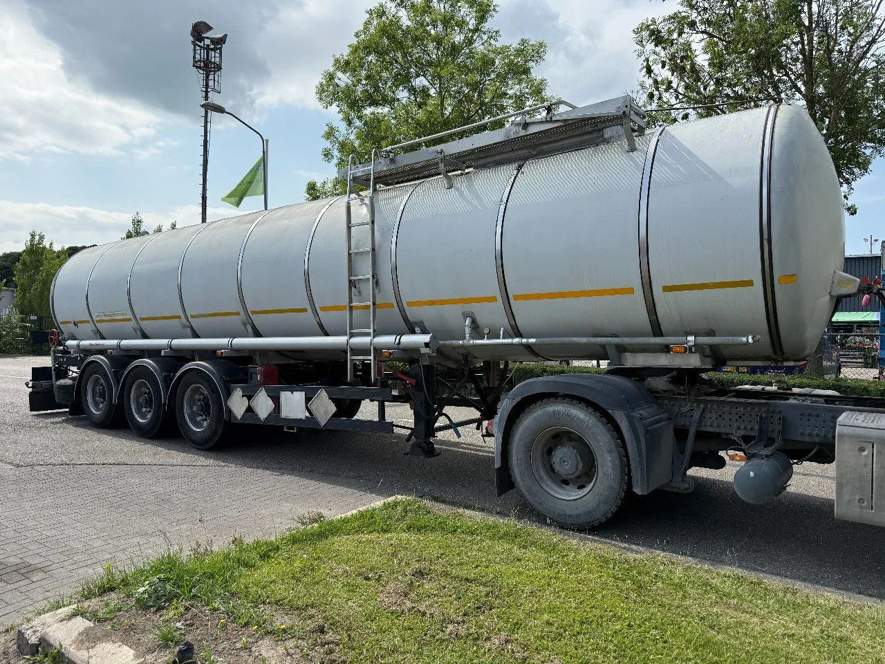 Kässbohrer BITUM - 32000 LITER - 1 COMP. - Полуремарке цистерна: снимка 2 Kässbohrer BITUM - 32000 LITER - 1 COMP. - Полуремарке цистерна: снимка 2