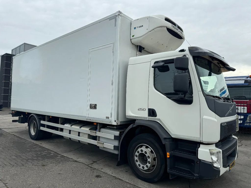Volvo FE 250 4X2 - EURO 6 + THERMOKING T-500R + DHOLLA - Рефрижератор камион: снимка 3 Volvo FE 250 4X2 - EURO 6 + THERMOKING T-500R + DHOLLA - Рефрижератор камион: снимка 3
