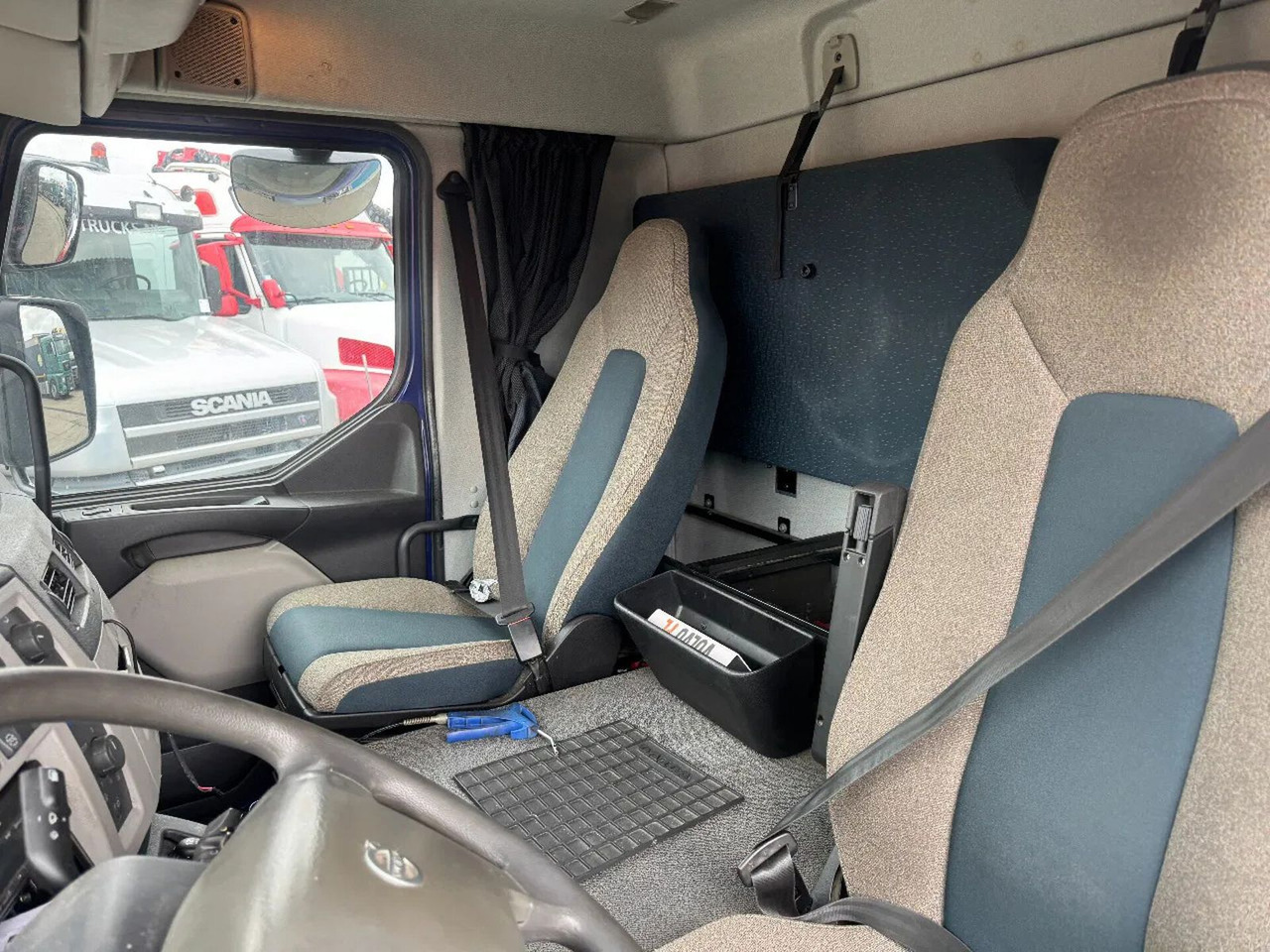Камион фургон Volvo FL 250 4X2 3 UNITS CARGO LOCK + DHOLLANDIA LIFT: снимка 14