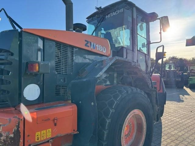 Колесен товарач Hitachi ZW 180: снимка 7