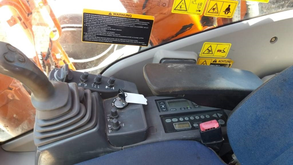 Hitachi ZX 210 LC - Верижен багер: снимка 5 Hitachi ZX 210 LC - Верижен багер: снимка 5