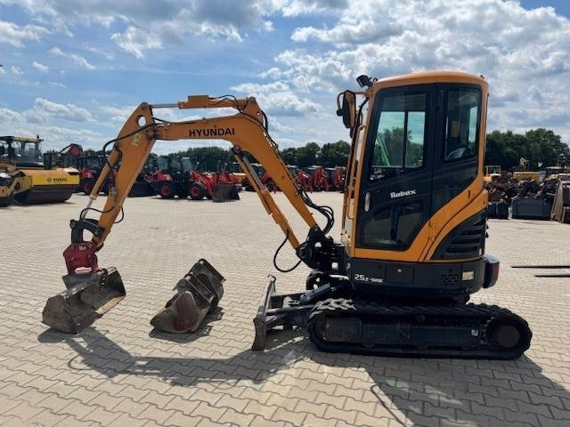 Hyundai R25Z-9 AK - Мини багер: снимка 1 Hyundai R25Z-9 AK - Мини багер: снимка 1