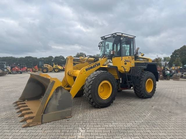 Komatsu WA 320 - Колесен товарач: снимка 1 Komatsu WA 320 - Колесен товарач: снимка 1