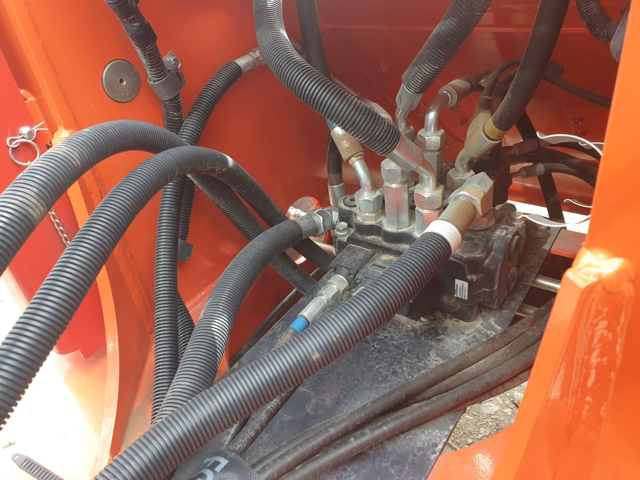 Колесен товарач KUBOTA R 070: снимка 16