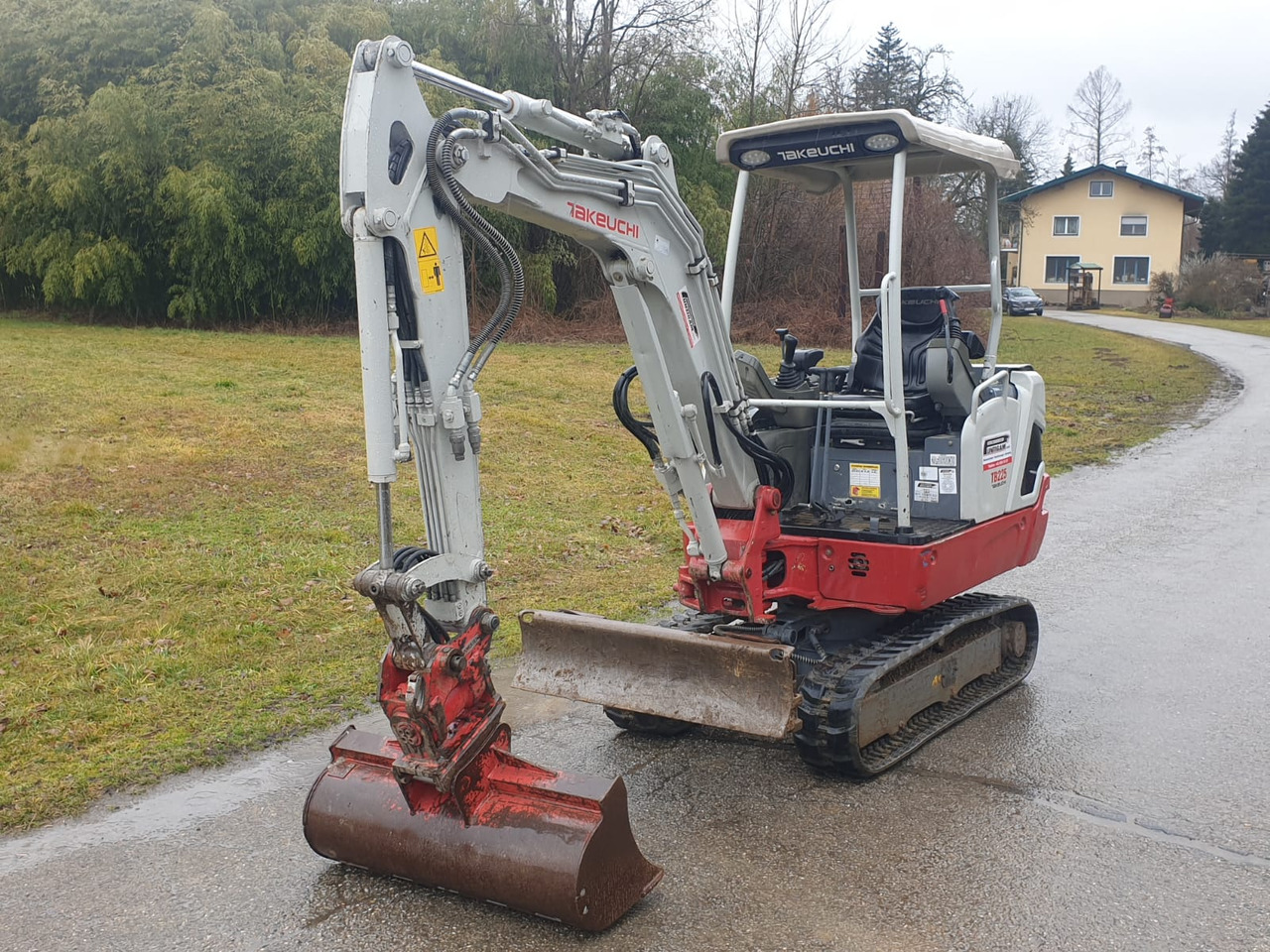 TAKEUCHI TB 225 - Мини багер: снимка 3 TAKEUCHI TB 225 - Мини багер: снимка 3