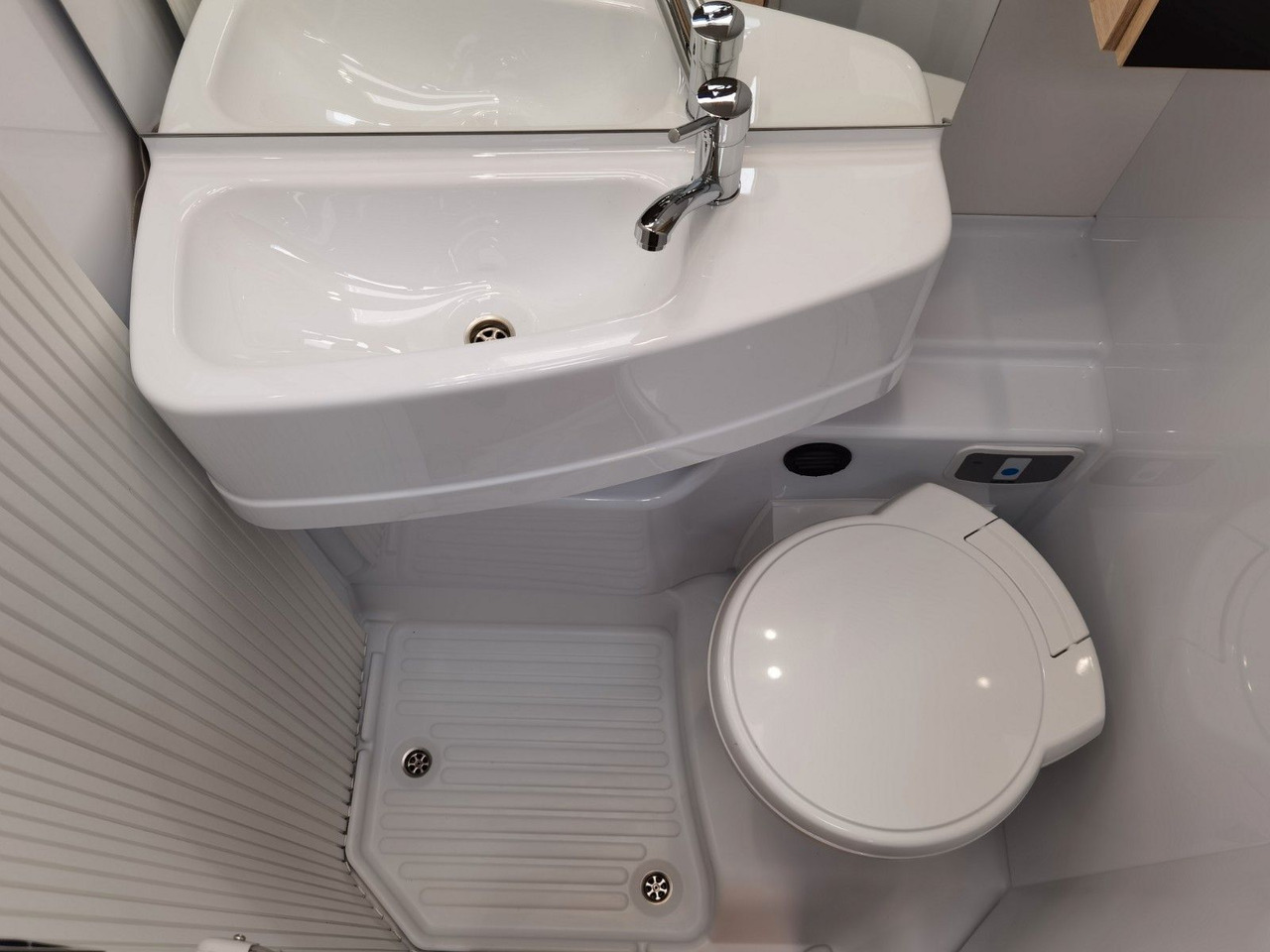 Полуинтегриран кемпер Chausson 627 TITANIUM / -2026- / 165PS-8G. / EINZELBETTEN: снимка 23