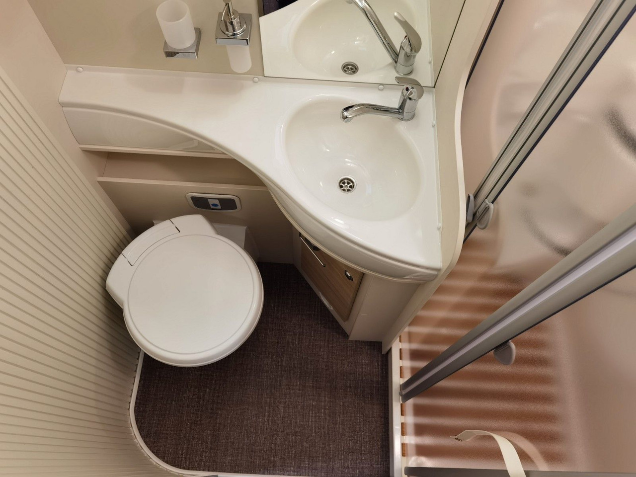 Алковен кемпер Eura Mobil ACTIVA ONE 630 LS / -2025- / 140PS / RAUMWUNDER: снимка 24