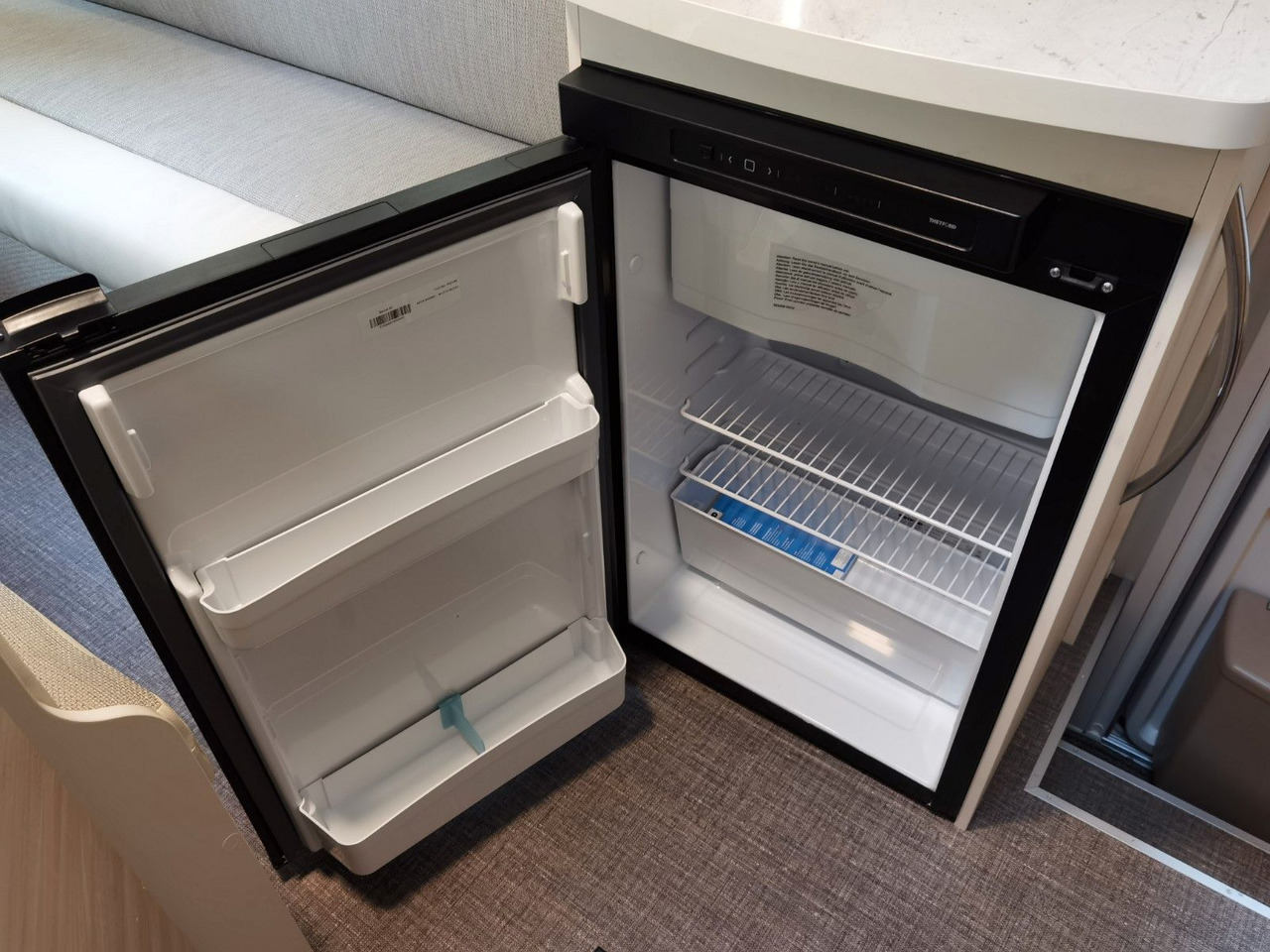 Алковен кемпер Eura Mobil ACTIVA ONE 630 LS / -2025- / 140PS / RAUMWUNDER: снимка 21