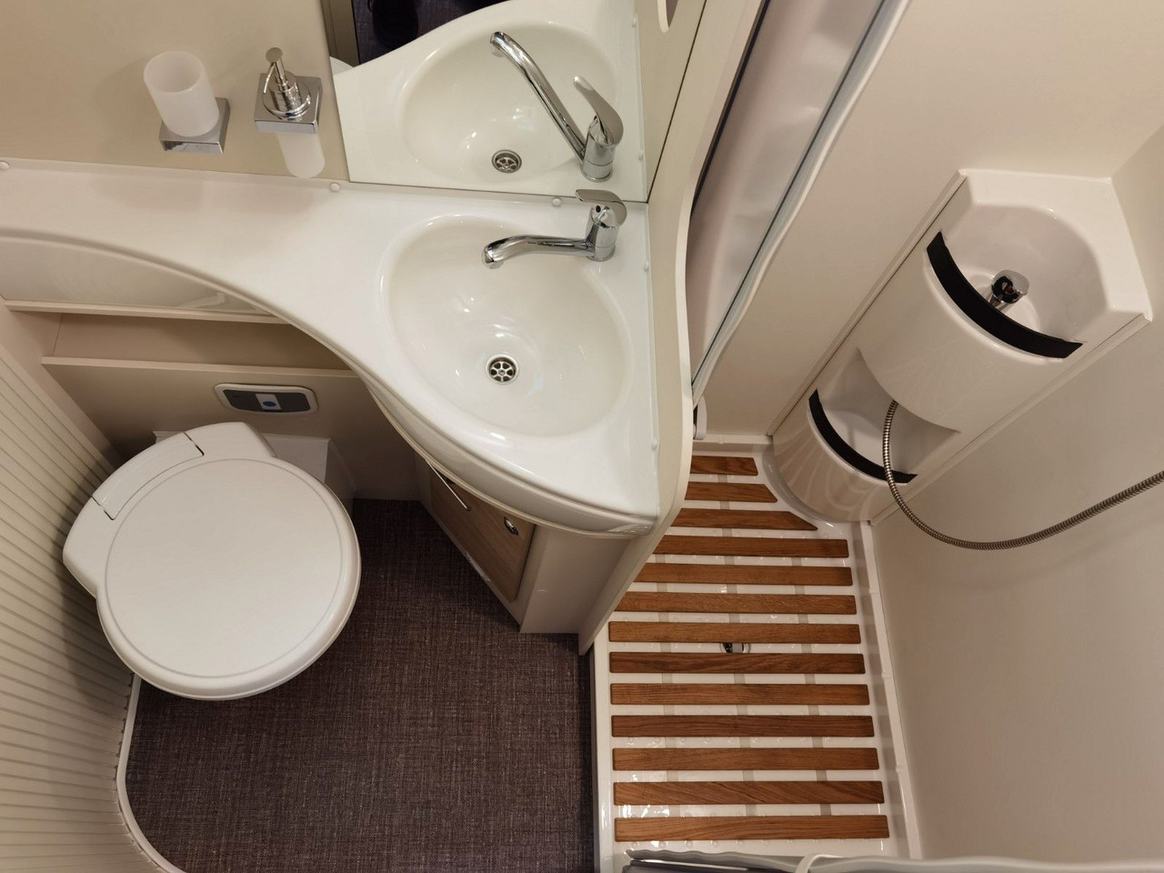 Алковен кемпер Eura Mobil ACTIVA ONE 630 LS / -2025- / 140PS / RAUMWUNDER: снимка 22