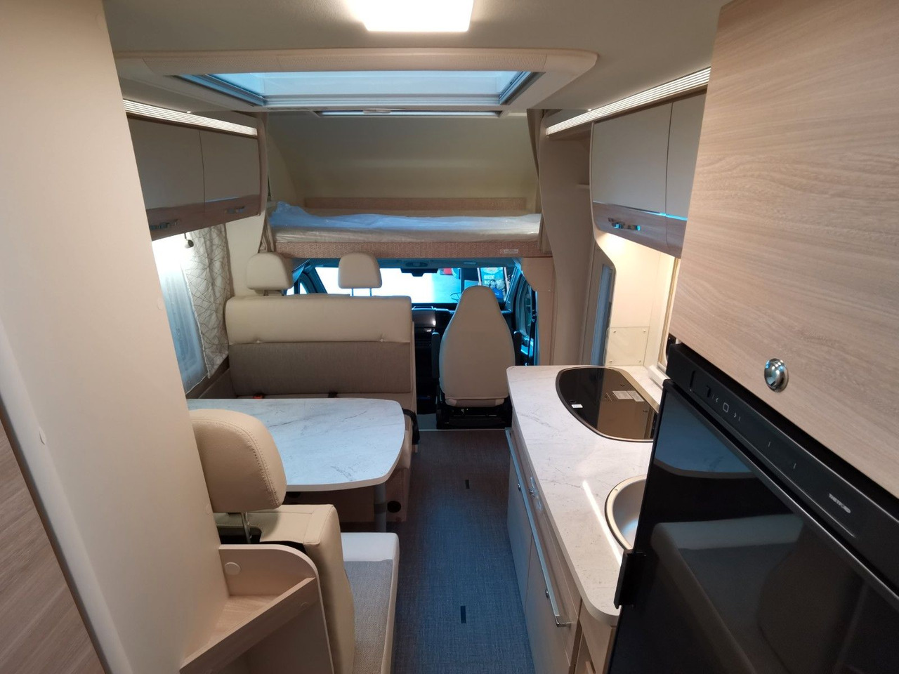 Алковен кемпер Eura Mobil ACTIVA ONE 690 HB / 180PS-9G AUTOMATIK -40H MAXI: снимка 16 Алковен кемпер Eura Mobil ACTIVA ONE 690 HB / 180PS-9G AUTOMATIK -40H MAXI: снимка 16