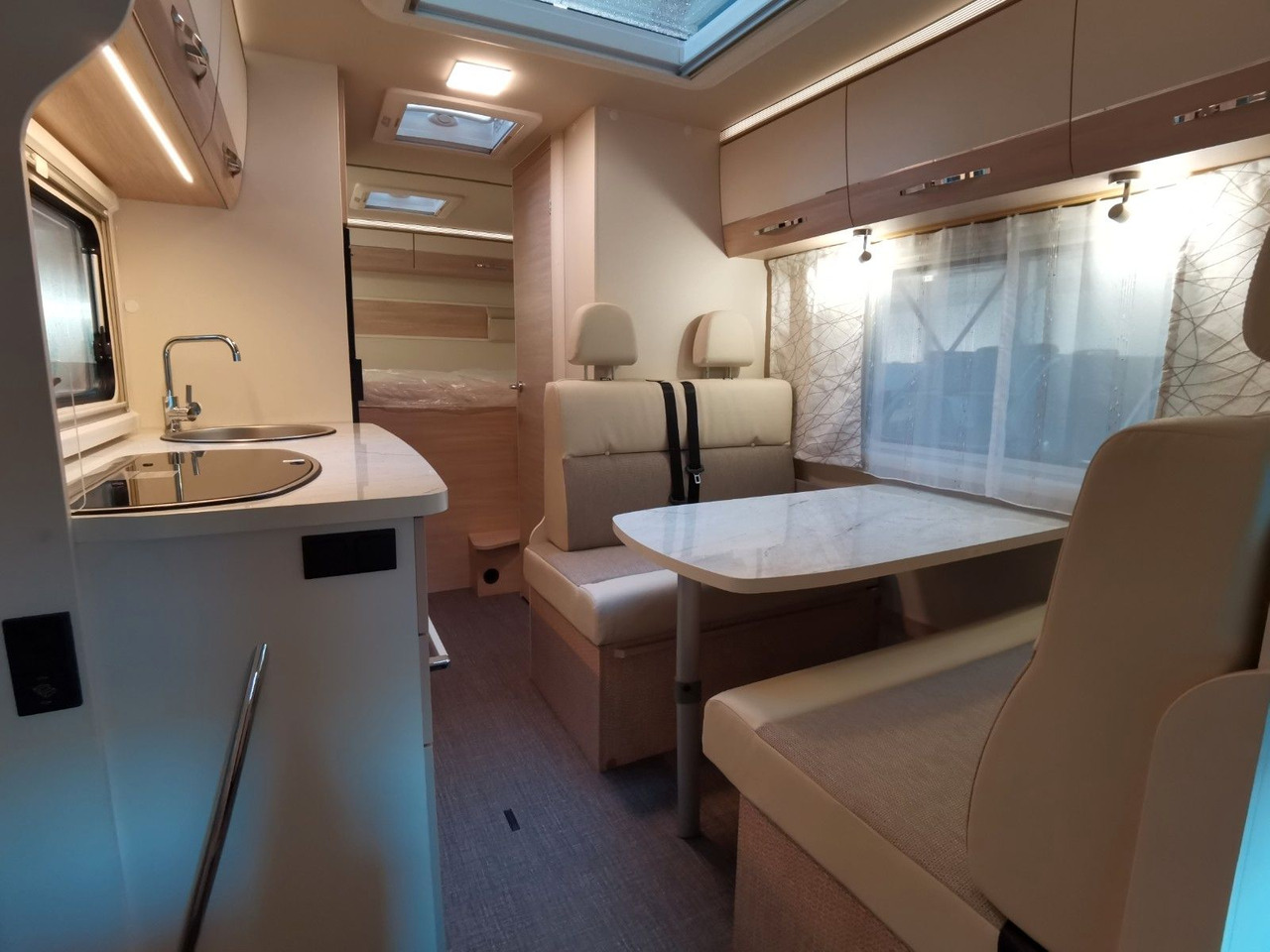 Алковен кемпер Eura Mobil ACTIVA ONE 690 HB / 180PS-9G AUTOMATIK -40H MAXI: снимка 14 Алковен кемпер Eura Mobil ACTIVA ONE 690 HB / 180PS-9G AUTOMATIK -40H MAXI: снимка 14