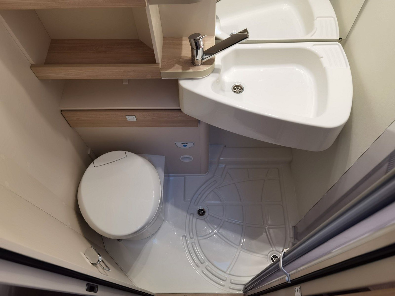 Алковен кемпер Eura Mobil ACTIVA ONE 690 HB / 180PS-9G AUTOMATIK -40H MAXI: снимка 22 Алковен кемпер Eura Mobil ACTIVA ONE 690 HB / 180PS-9G AUTOMATIK -40H MAXI: снимка 22