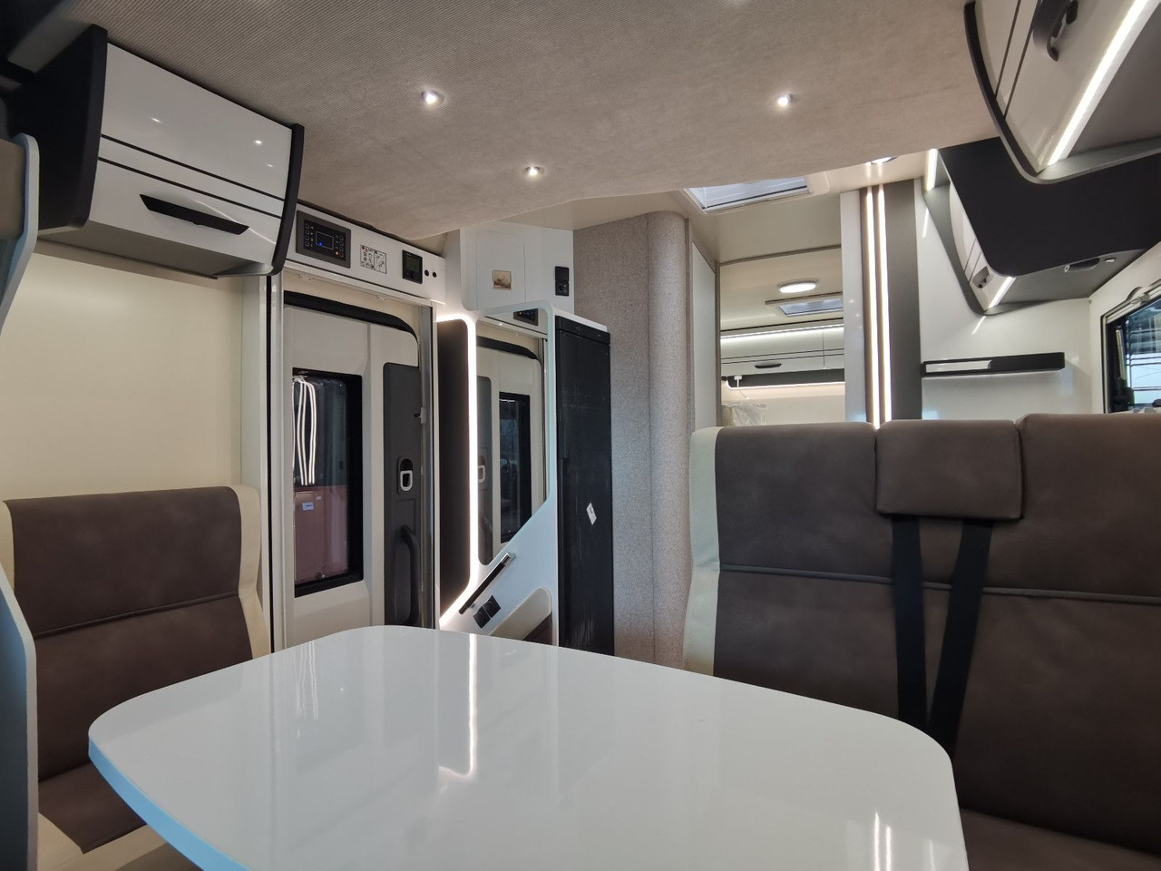 Полуинтегриран кемпер Forster T 745 EB / MODELL 2026 / EINZELBETTEN & RAUMBAD: снимка 15