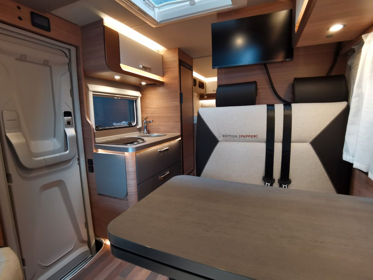 Полуинтегриран кемпер Weinsberg CARACOMPACT 600 MEG EDITION-PEPPER/ EINZELBETTEN: снимка 10