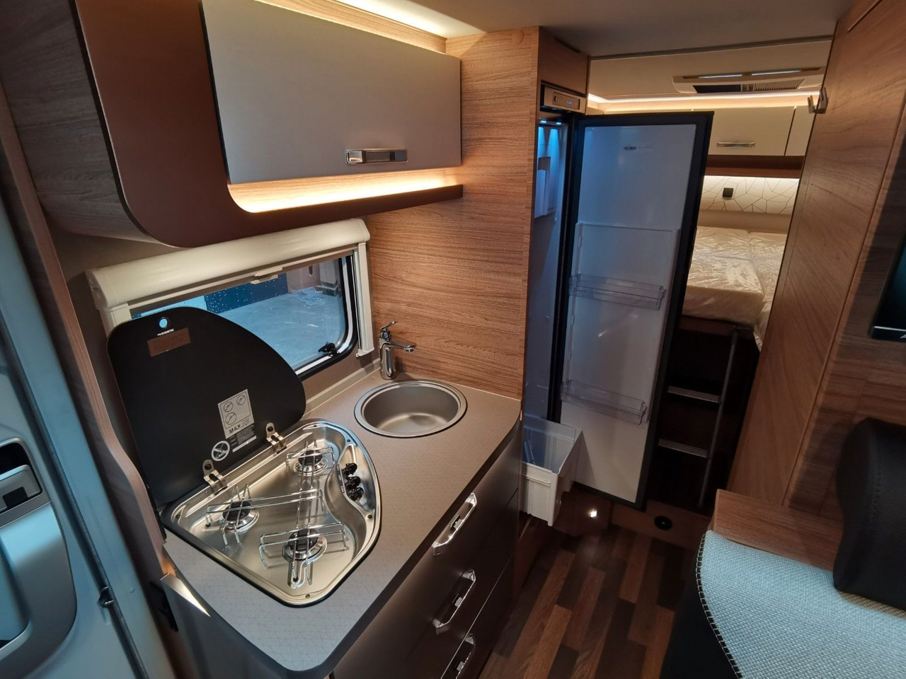 Полуинтегриран кемпер Weinsberg CARACOMPACT 600 MEG EDITION-PEPPER/ EINZELBETTEN: снимка 13