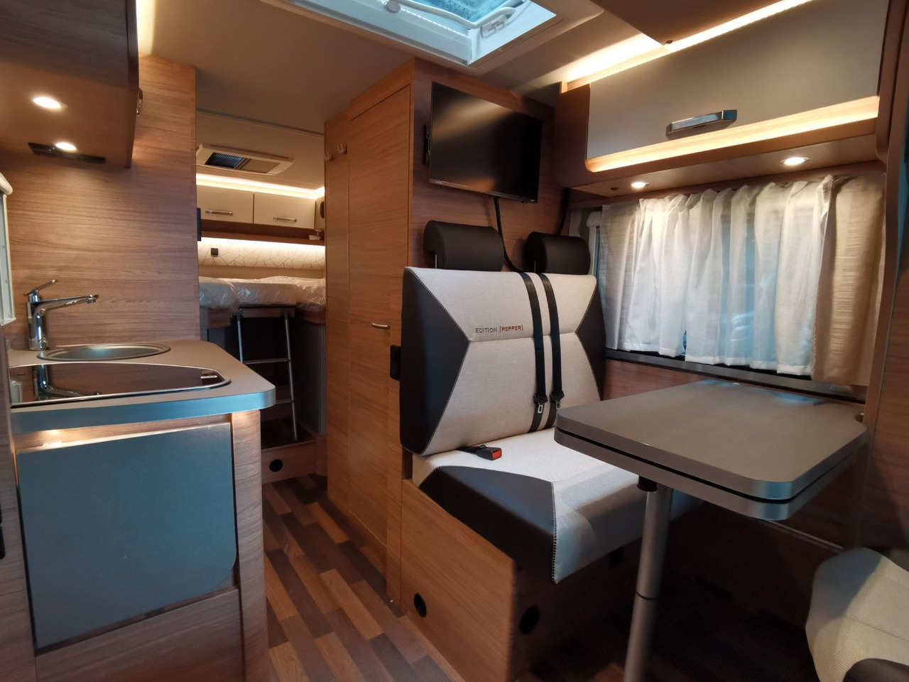 Полуинтегриран кемпер Weinsberg CARACOMPACT 600 MEG EDITION-PEPPER/ EINZELBETTEN: снимка 12