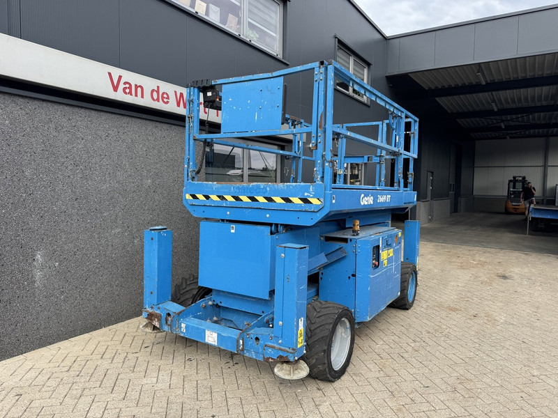 Genie GS 2669 RT Hoogwerker / Arbeitsbuhne 10mtr werkhoogte 4x4 kubota DIESEL 2013 - Ножична работна платформа: снимка 3 Genie GS 2669 RT Hoogwerker / Arbeitsbuhne 10mtr werkhoogte 4x4 kubota DIESEL 2013 - Ножична работна платформа: снимка 3