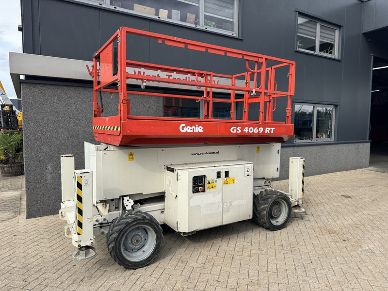 Genie GS 4069 RT Hoogwerker / Arbeitsbuhne 14mtr werkhoogte 4x4 Kubota DIESEL 2014 - Ножична работна платформа: снимка 2 Genie GS 4069 RT Hoogwerker / Arbeitsbuhne 14mtr werkhoogte 4x4 Kubota DIESEL 2014 - Ножична работна платформа: снимка 2