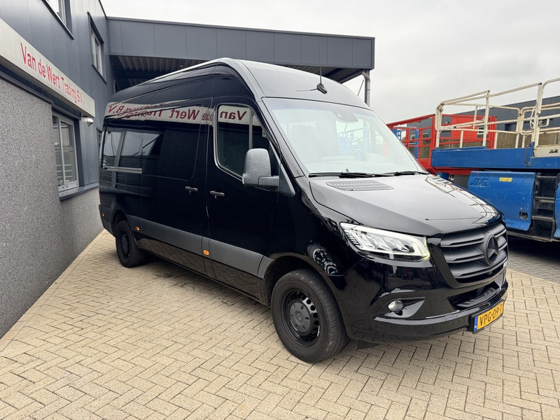 Mercedes-Benz 317 CDI L2H2 Dubbel Cabine 2022 LED - MBUX- Trekhaak - Geveerde Stoelen - All Season Banden - APK 2-2026 - Товарен бус: снимка 3 Mercedes-Benz 317 CDI L2H2 Dubbel Cabine 2022 LED - MBUX- Trekhaak - Geveerde Stoelen - All Season Banden - APK 2-2026 - Товарен бус: снимка 3