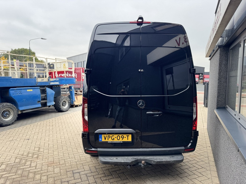 Mercedes-Benz 317 CDI L2H2 Dubbel Cabine 2022 LED - MBUX- Trekhaak - Geveerde Stoelen - All Season Banden - APK 2-2026 - Товарен бус: снимка 5 Mercedes-Benz 317 CDI L2H2 Dubbel Cabine 2022 LED - MBUX- Trekhaak - Geveerde Stoelen - All Season Banden - APK 2-2026 - Товарен бус: снимка 5