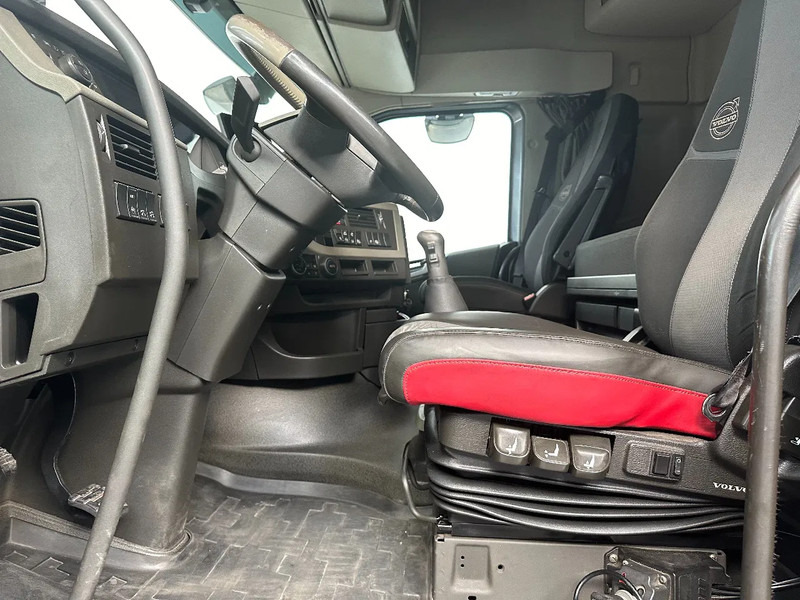 Interior photo 1: Влекач Volvo FH 13.460 Globetrotter / 6x2 / VEB / 469612 km / EURO 6 /PTO