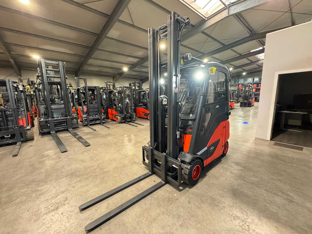18/2023 SERVICE + UVV 10/2026 LINDE E20PH-02 2.000KG 3.+4. VALVE ELECTRIC FORKLIFT 3.988 HOURS TIRES NEW - Мотокар: снимка 3 18/2023 SERVICE + UVV 10/2026 LINDE E20PH-02 2.000KG 3.+4. VALVE ELECTRIC FORKLIFT 3.988 HOURS TIRES NEW - Мотокар: снимка 3