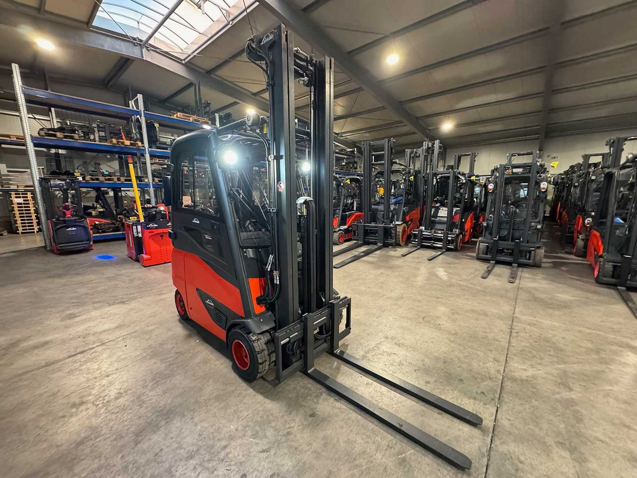 18/2023 SERVICE + UVV 10/2026 LINDE E20PH-02 2.000KG 3.+4. VALVE ELECTRIC FORKLIFT 3.988 HOURS TIRES NEW - Мотокар: снимка 4 18/2023 SERVICE + UVV 10/2026 LINDE E20PH-02 2.000KG 3.+4. VALVE ELECTRIC FORKLIFT 3.988 HOURS TIRES NEW - Мотокар: снимка 4