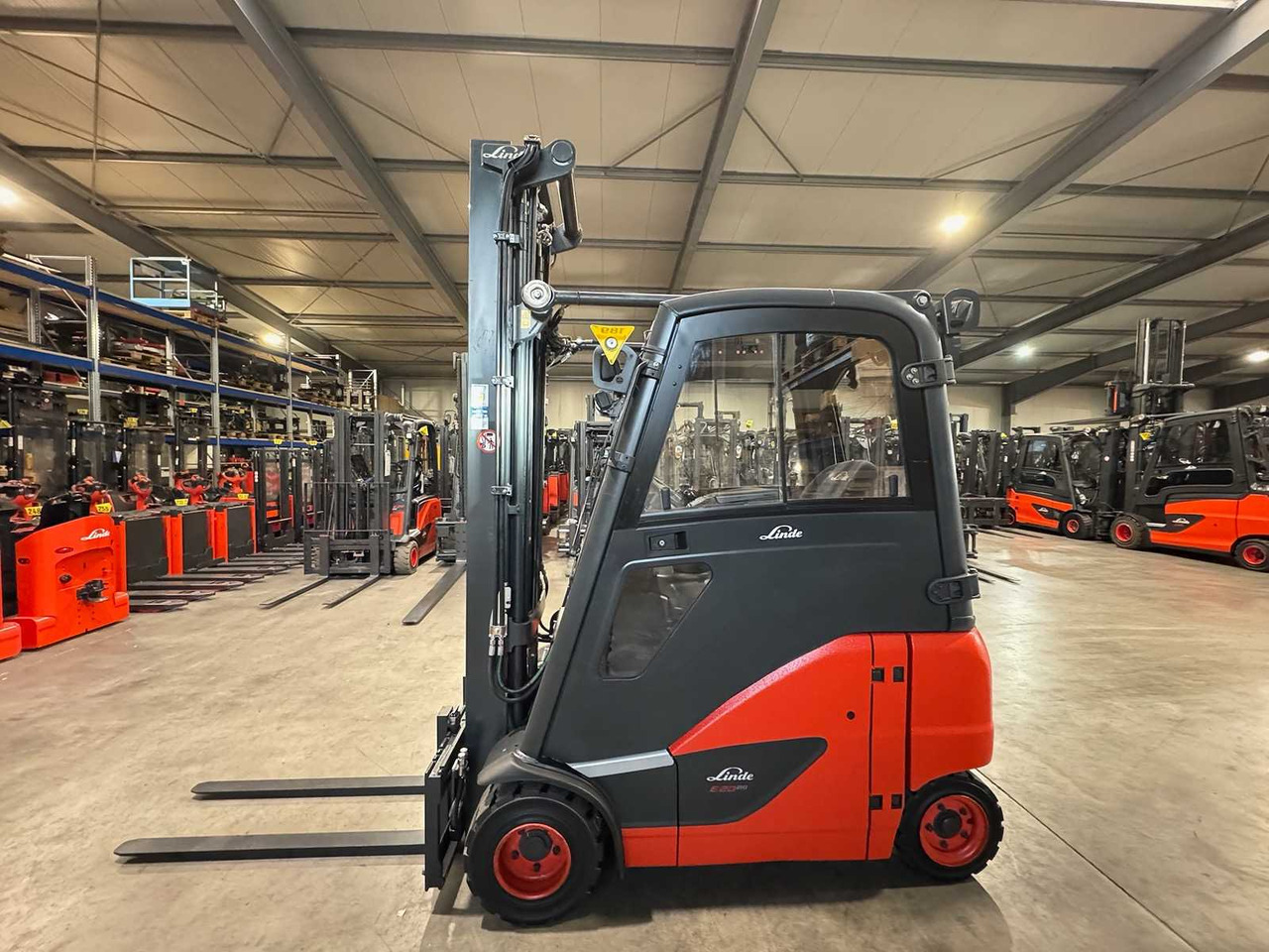 18/2023 SERVICE + UVV 10/2026 LINDE E20PH-02 2.000KG 3.+4. VALVE ELECTRIC FORKLIFT 3.988 HOURS TIRES NEW - Мотокар: снимка 2 18/2023 SERVICE + UVV 10/2026 LINDE E20PH-02 2.000KG 3.+4. VALVE ELECTRIC FORKLIFT 3.988 HOURS TIRES NEW - Мотокар: снимка 2