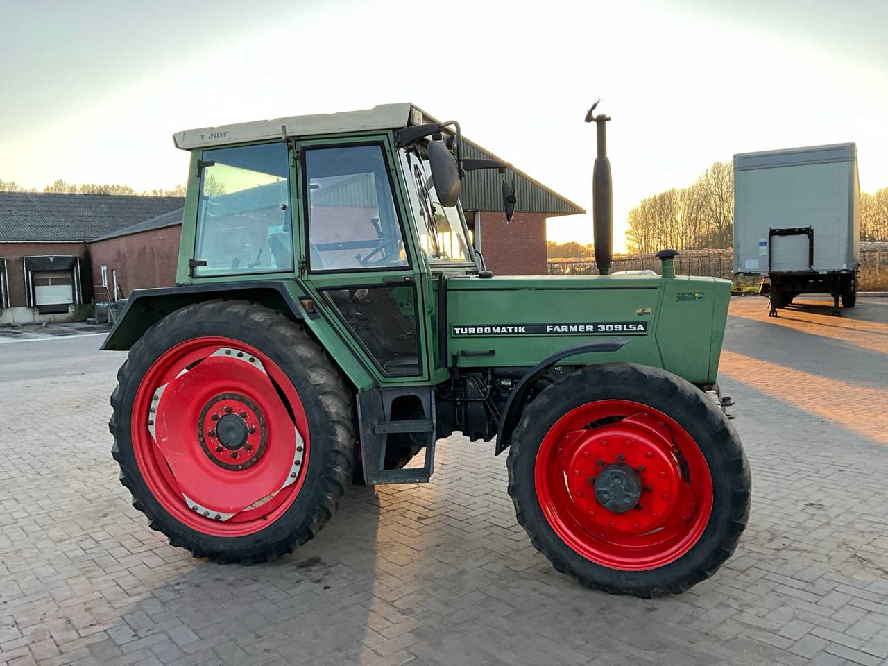 1982 FENDT ALL-WHEEL DRIVE FARM TRACTOR - Трактор: снимка 4 1982 FENDT ALL-WHEEL DRIVE FARM TRACTOR - Трактор: снимка 4