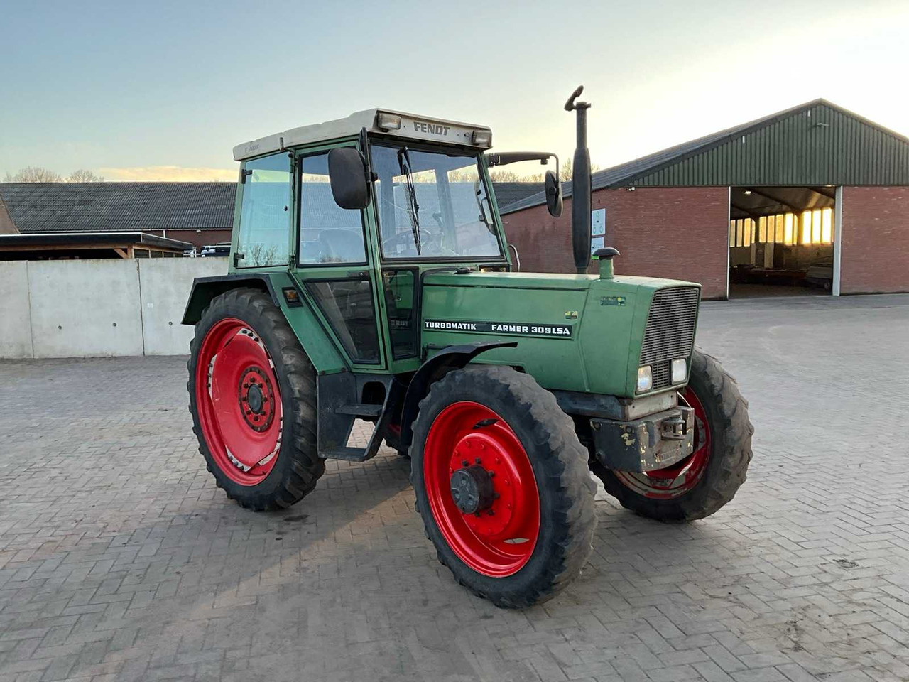1982 FENDT ALL-WHEEL DRIVE FARM TRACTOR - Трактор: снимка 3 1982 FENDT ALL-WHEEL DRIVE FARM TRACTOR - Трактор: снимка 3