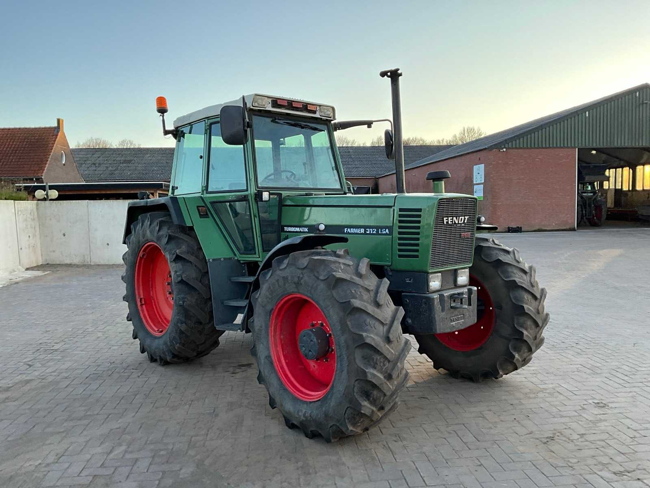 1982 FENDT FARMER 312 LSA ALL-WHEEL DRIVE FARM TRACTOR - Трактор: снимка 3 1982 FENDT FARMER 312 LSA ALL-WHEEL DRIVE FARM TRACTOR - Трактор: снимка 3