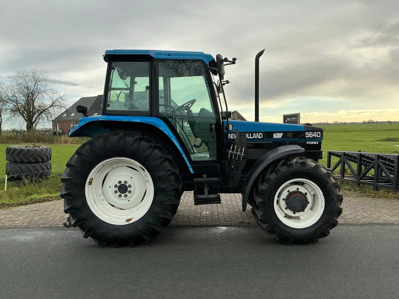 1996 NEW HOLLAND 5640 WITH FRONT LOADER FOUR WHEEL DRIVE FARM TRACTOR - Трактор: снимка 4 1996 NEW HOLLAND 5640 WITH FRONT LOADER FOUR WHEEL DRIVE FARM TRACTOR - Трактор: снимка 4