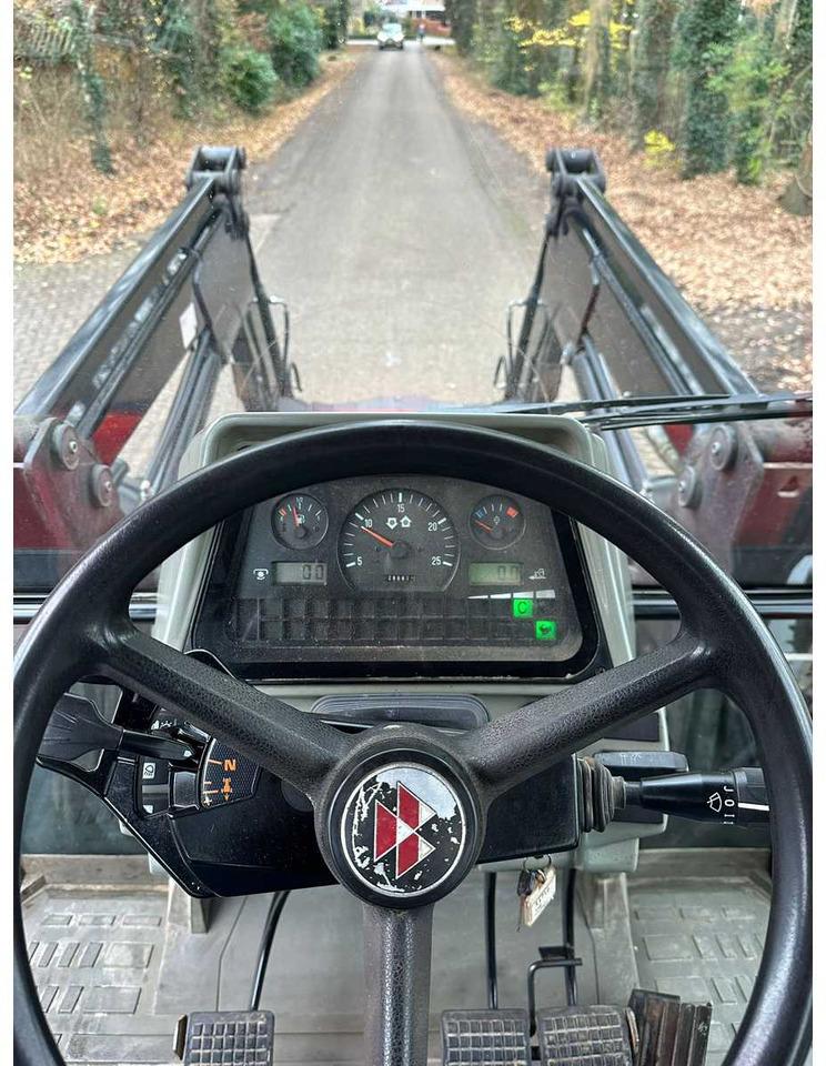 Трактор 2001 MASSEY FERGUSON 6255 FOUR WHEEL DRIVE FARM TRACTOR: снимка 9 Трактор 2001 MASSEY FERGUSON 6255 FOUR WHEEL DRIVE FARM TRACTOR: снимка 9