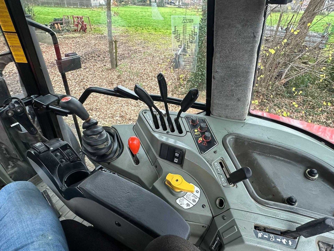 Трактор 2001 MASSEY FERGUSON 6255 FOUR WHEEL DRIVE FARM TRACTOR: снимка 10 Трактор 2001 MASSEY FERGUSON 6255 FOUR WHEEL DRIVE FARM TRACTOR: снимка 10