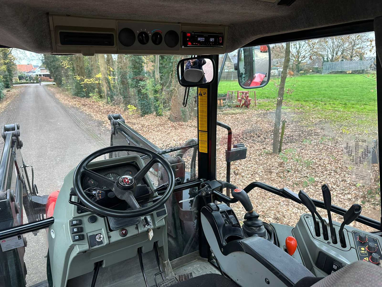 Трактор 2001 MASSEY FERGUSON 6255 FOUR WHEEL DRIVE FARM TRACTOR: снимка 6 Трактор 2001 MASSEY FERGUSON 6255 FOUR WHEEL DRIVE FARM TRACTOR: снимка 6