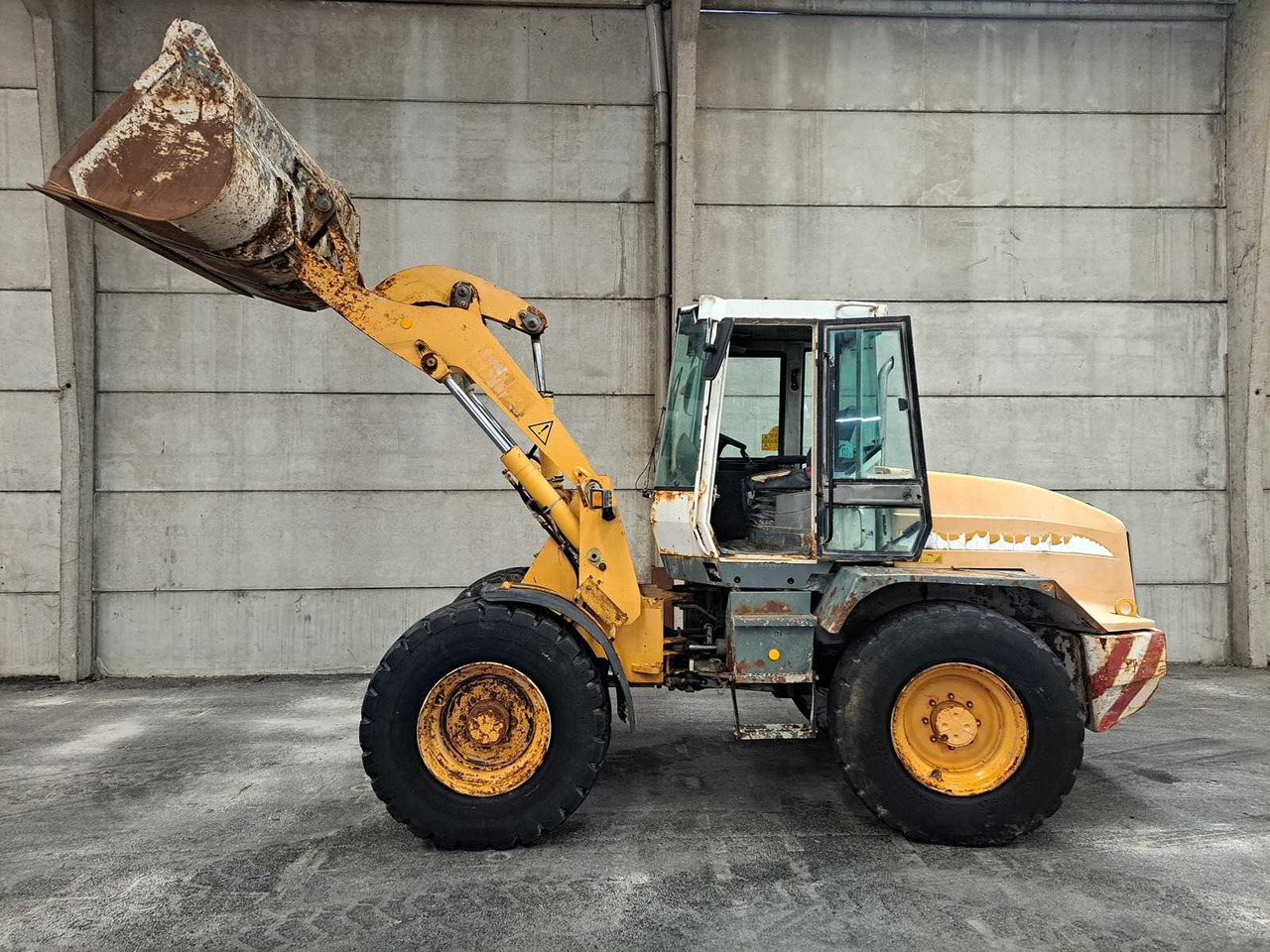 2002 LIEBHERR L514 SHOVEL - Колесен товарач: снимка 4 2002 LIEBHERR L514 SHOVEL - Колесен товарач: снимка 4