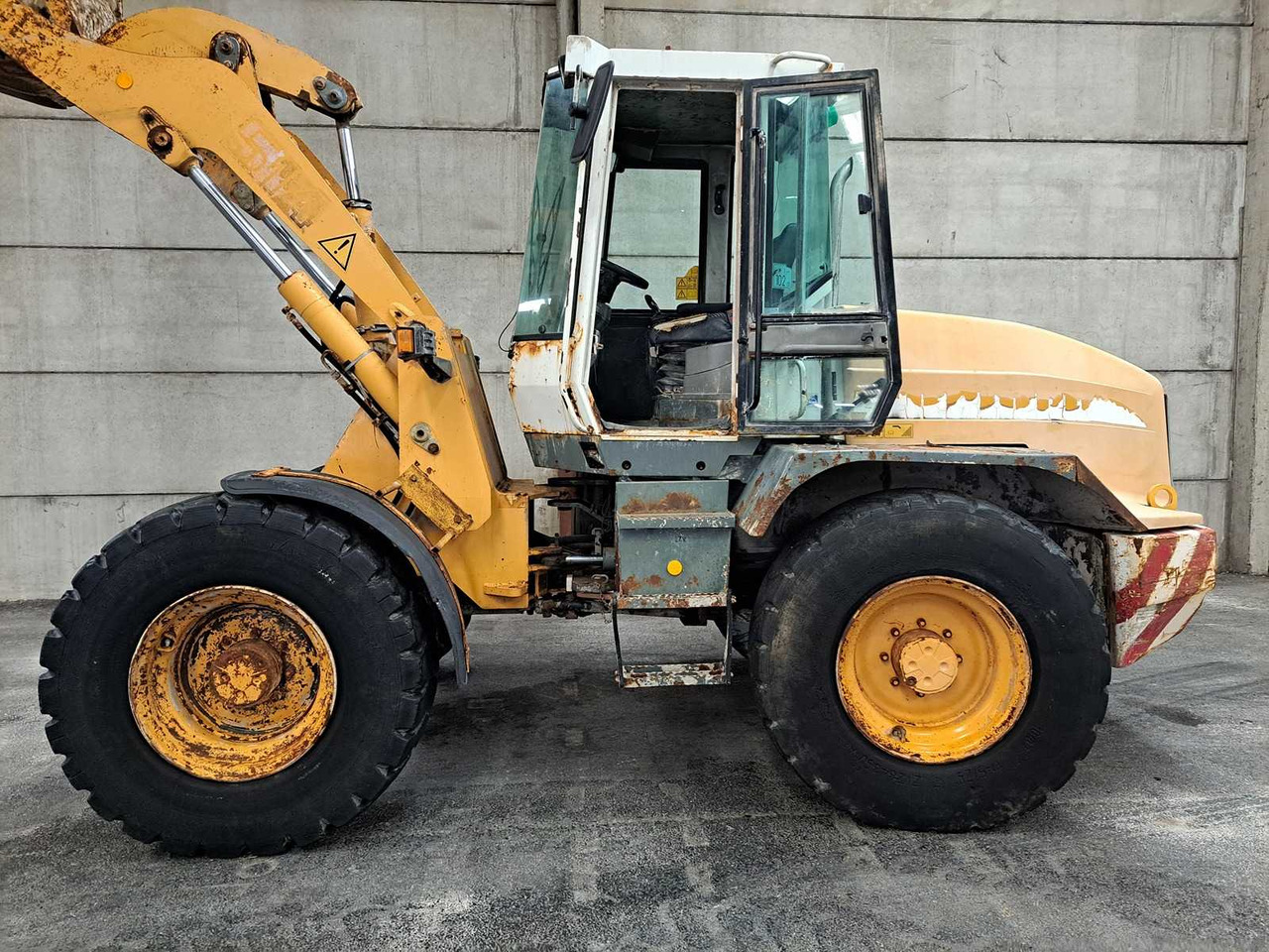 2002 LIEBHERR L514 SHOVEL - Колесен товарач: снимка 5 2002 LIEBHERR L514 SHOVEL - Колесен товарач: снимка 5