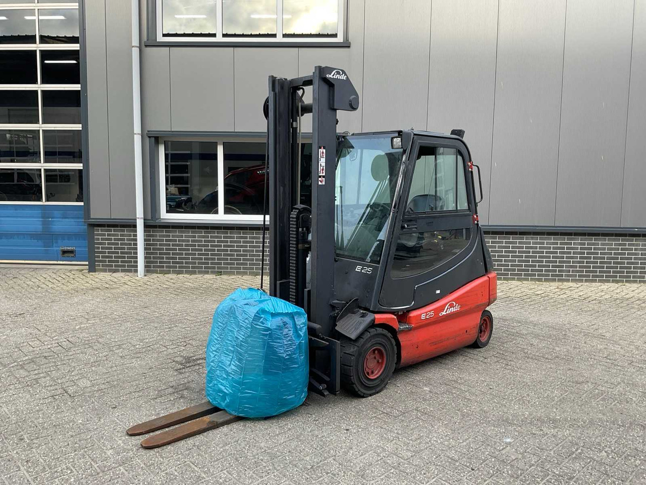 2004 LINDE E25-02 FORKLIFT - Мотокар: снимка 1 2004 LINDE E25-02 FORKLIFT - Мотокар: снимка 1