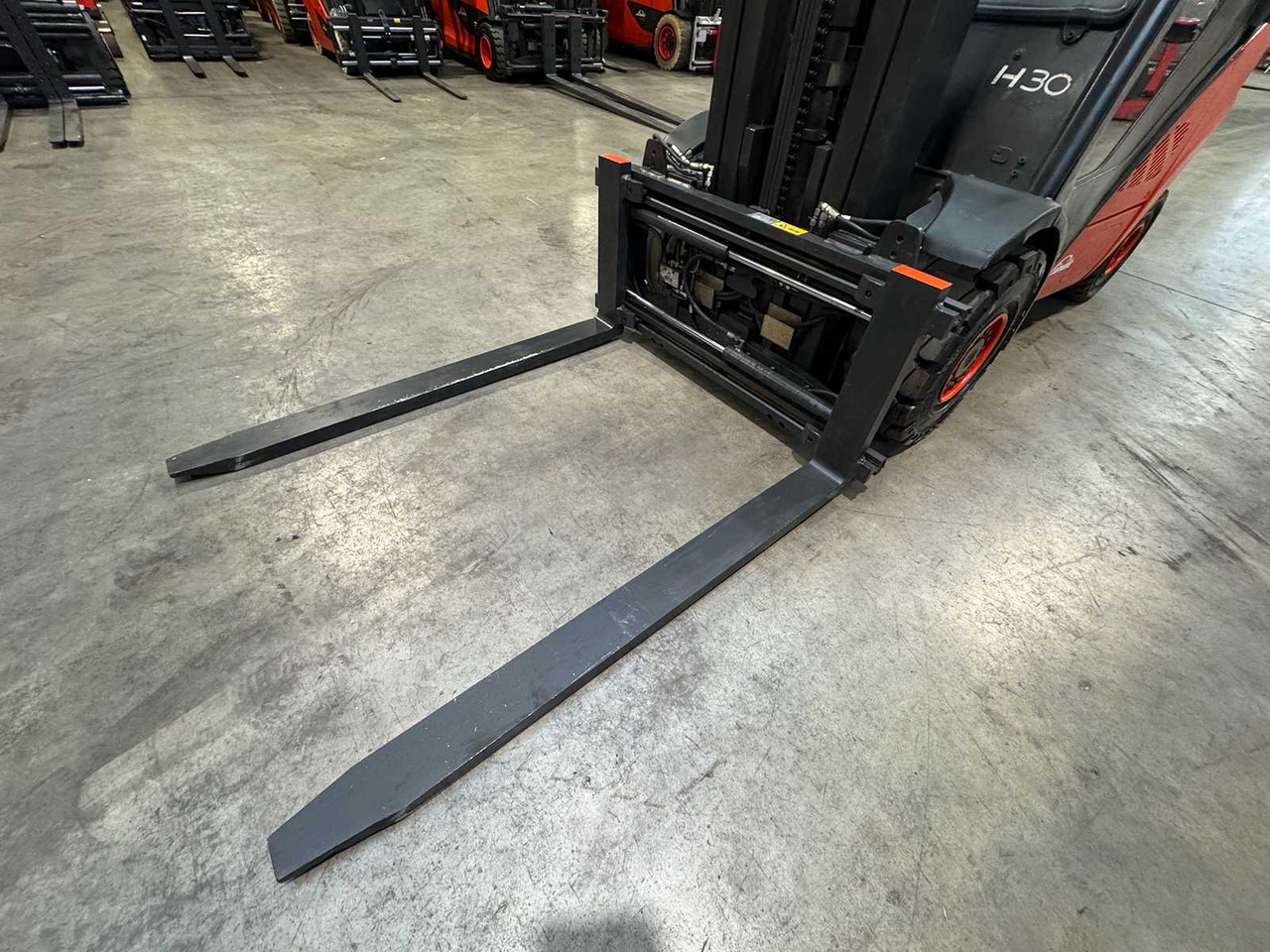 Мотокар 2010 LINDE H30D-01 3.000KG 3.+4. VALVE FORK ADJUSTER TRIPLEX DIESEL FORKLIFT FORKLIFT 10,482 HOURS.: снимка 6 Мотокар 2010 LINDE H30D-01 3.000KG 3.+4. VALVE FORK ADJUSTER TRIPLEX DIESEL FORKLIFT FORKLIFT 10,482 HOURS.: снимка 6