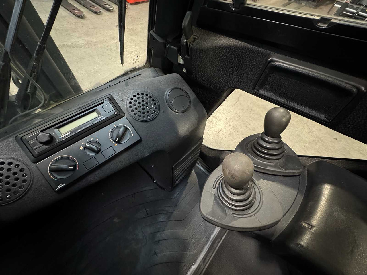 Мотокар 2010 LINDE H30D-01 3.000KG 3.+4. VALVE FORK ADJUSTER TRIPLEX DIESEL FORKLIFT FORKLIFT 10,482 HOURS.: снимка 17 Мотокар 2010 LINDE H30D-01 3.000KG 3.+4. VALVE FORK ADJUSTER TRIPLEX DIESEL FORKLIFT FORKLIFT 10,482 HOURS.: снимка 17