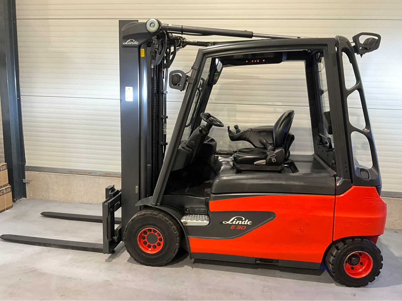 2017 LINDE E30L-01 3000KG FORKLIFT - Мотокар: снимка 3 2017 LINDE E30L-01 3000KG FORKLIFT - Мотокар: снимка 3