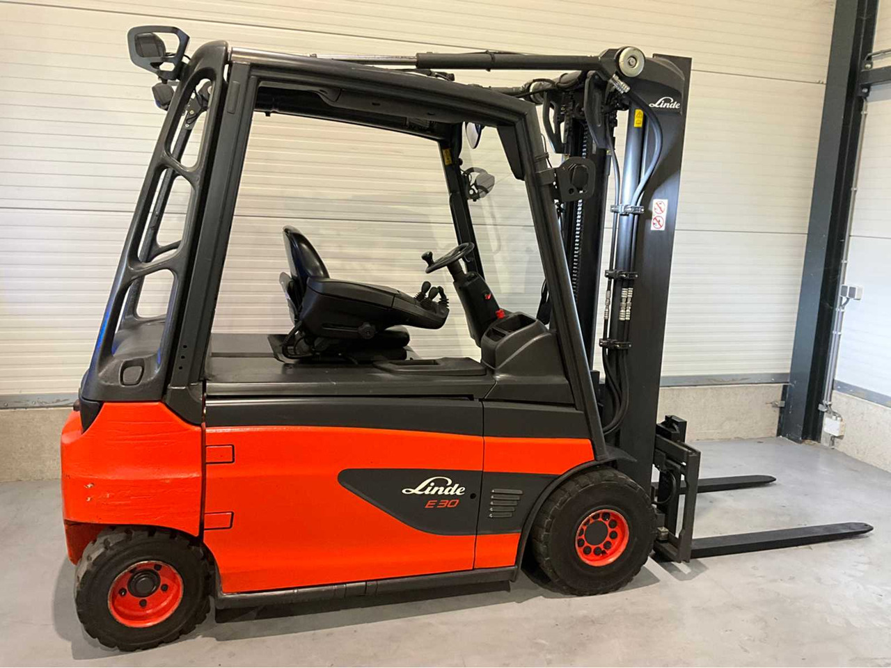 2017 LINDE E30L-01 3000KG FORKLIFT - Мотокар: снимка 5 2017 LINDE E30L-01 3000KG FORKLIFT - Мотокар: снимка 5