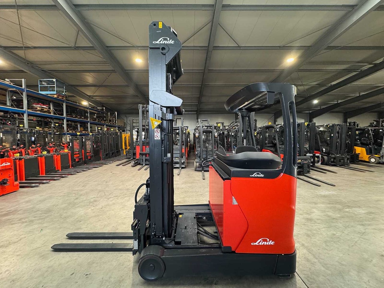 2017 LINDE R16 1.600KG TRIPLEX 700CM FORK ADJUSTER FORKLIFT ELECTRIC FORKLIFT REACH TRUCK - Мотокар: снимка 4 2017 LINDE R16 1.600KG TRIPLEX 700CM FORK ADJUSTER FORKLIFT ELECTRIC FORKLIFT REACH TRUCK - Мотокар: снимка 4