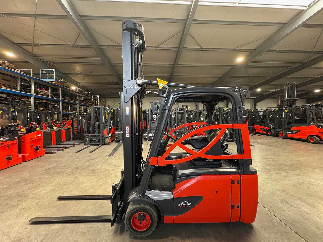 2018 SERVICE + UVV 10/2026 LINDE E20L EVO 2.000KG TRIPLEX 680CM ELECTRIC FORKLIFT FORKLIFT - Мотокар: снимка 2 2018 SERVICE + UVV 10/2026 LINDE E20L EVO 2.000KG TRIPLEX 680CM ELECTRIC FORKLIFT FORKLIFT - Мотокар: снимка 2