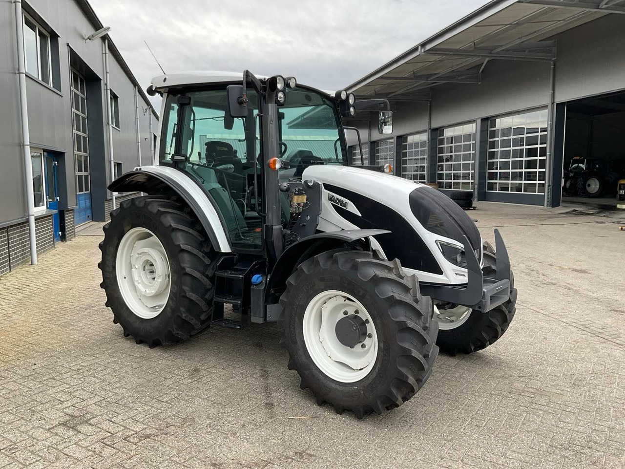 2019 VALTRA A104 HITECH ALL-WHEEL DRIVE FARM TRACTOR - Трактор: снимка 4 2019 VALTRA A104 HITECH ALL-WHEEL DRIVE FARM TRACTOR - Трактор: снимка 4