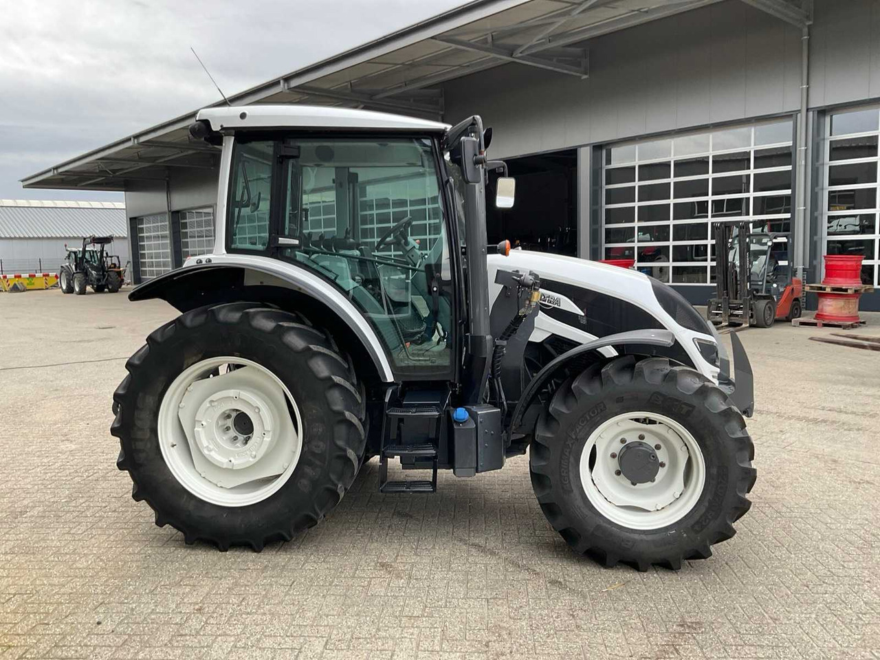 2019 VALTRA A104 HITECH ALL-WHEEL DRIVE FARM TRACTOR - Трактор: снимка 5 2019 VALTRA A104 HITECH ALL-WHEEL DRIVE FARM TRACTOR - Трактор: снимка 5